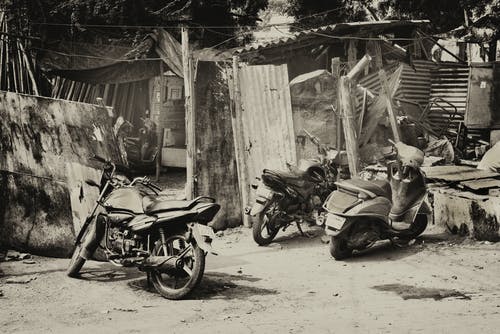 摩托车的灰度照片 · 免费素材图片