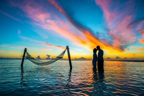 剪影照片夫妇在日落期间互相亲吻 · 免费素材图片