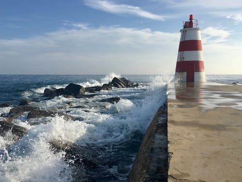 红色和白色灯塔照片 · 免费素材图片