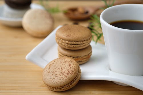 杯咖啡旁边的三个饼干 · 免费素材图片