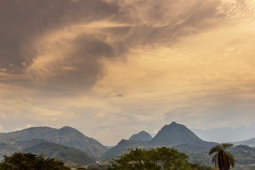 多云的天空下山的风景 · 免费素材图片