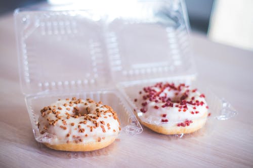 透明塑料袋中的两个甜甜圈 · 免费素材图片