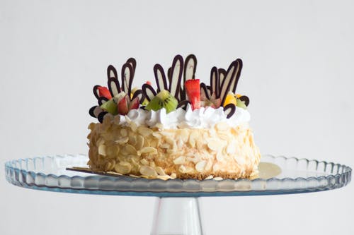 猕猴桃棕色和白色糖衣覆盖蛋糕的照片 · 免费素材图片