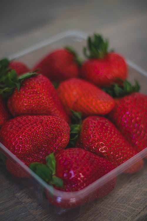 透明塑料容器上的草莓 · 免费素材图片
