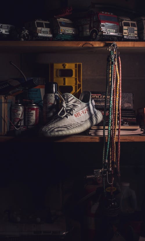 未配对的beluga Adidas Yeezy Boost 350鞋子 · 免费素材图片
