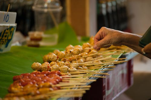 棍子上街头食品的倾斜移位摄影 · 免费素材图片