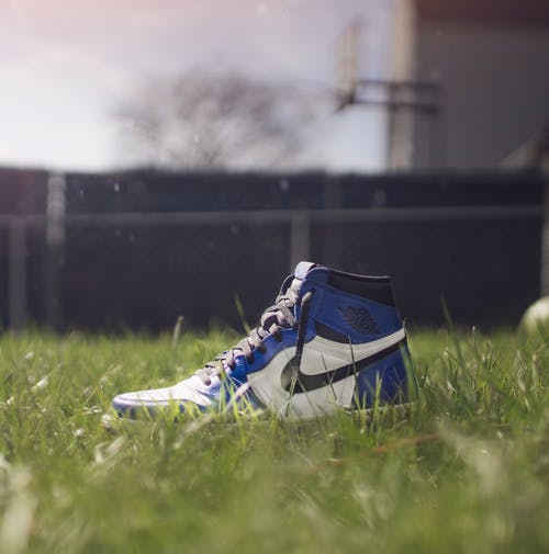 Air Jordan 1在草地上的选择性聚焦摄影 · 免费素材图片