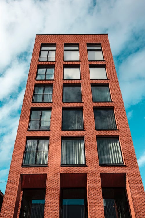 红色和黑色的混凝土高层建筑 · 免费素材图片