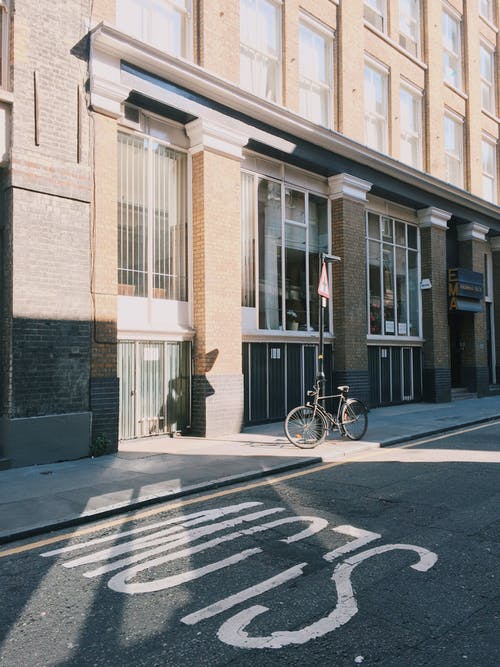 大楼前的黑城市自行车 · 免费素材图片