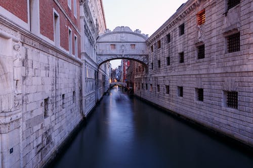 建筑物之间的运河照片 · 免费素材图片