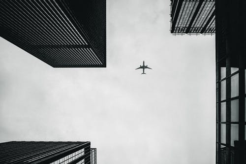 低角度摄影的飞机和建筑物 · 免费素材图片