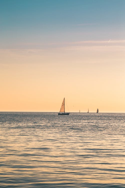 米色帆船在晴朗的天空下 · 免费素材图片