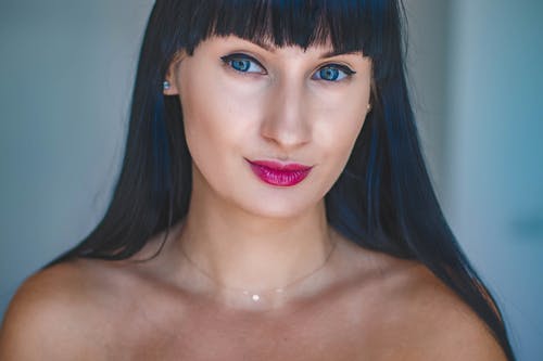 蓝眼睛，黑头发的女人的照片 · 免费素材图片