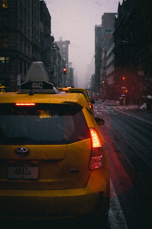 黄色丰田掀背车在路上的特写摄影 · 免费素材图片