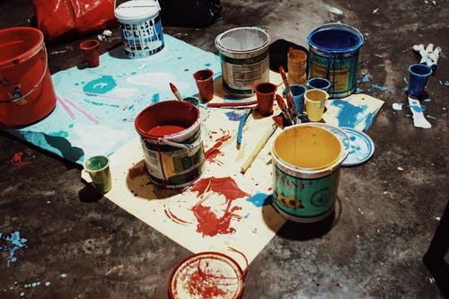 纸上的油漆罐和刷子 · 免费素材图片
