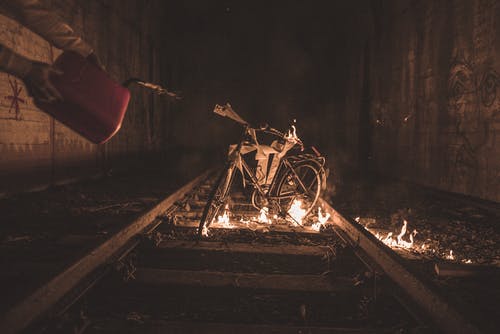 火车火车火焰上的自行车 · 免费素材图片