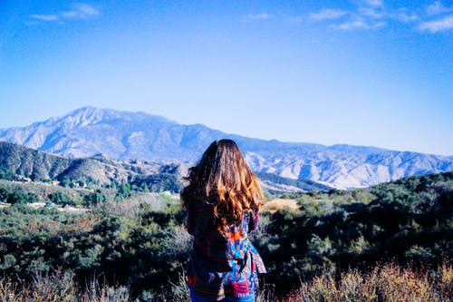 白天穿蓝色衣服的女人 · 免费素材图片