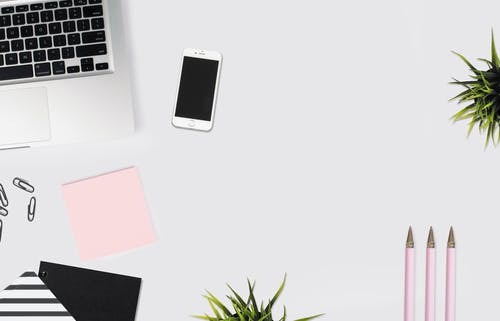 Macbook Pro附近的银色iphone 6 · 免费素材图片