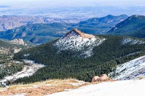 山上的绿树 · 免费素材图片