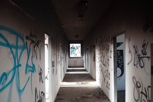 空旷的走廊，黑色和蓝色的涂鸦 · 免费素材图片