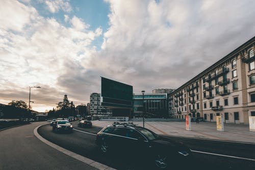 黑车附近混凝土建筑 · 免费素材图片