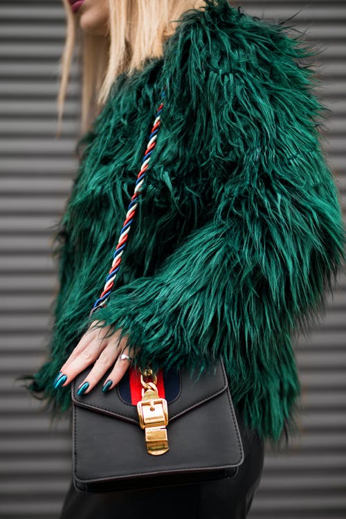 女人穿着绿色皮草外套 · 免费素材图片