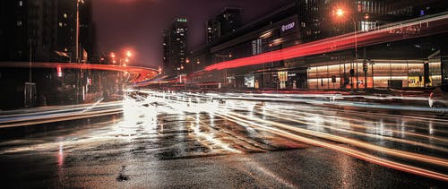 白天道路和建筑物的缩时摄影 · 免费素材图片