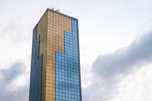 棕色和蓝色高层建筑 · 免费素材图片