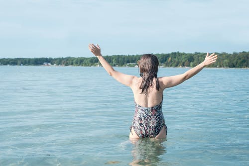 水体中的女人 · 免费素材图片