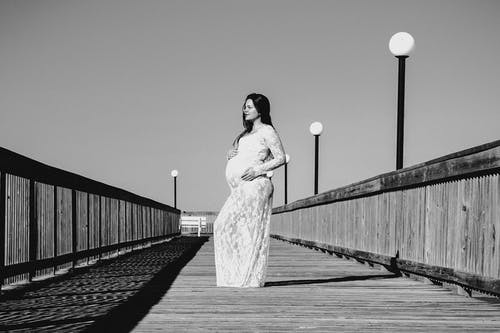 孕妇穿长裙的灰度照片 · 免费素材图片