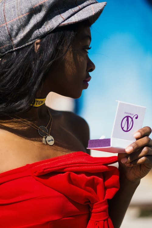 女人抱着白盒子 · 免费素材图片