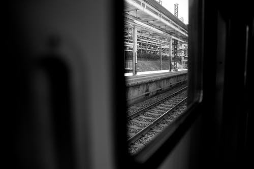 火车铁轨的灰度摄影 · 免费素材图片