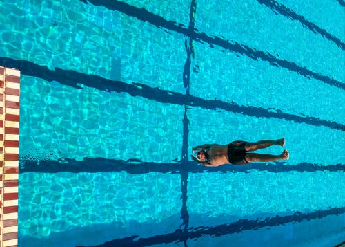 在游泳池上潜水的人 · 免费素材图片