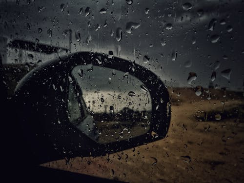 车窗玻璃带水滴 · 免费素材图片