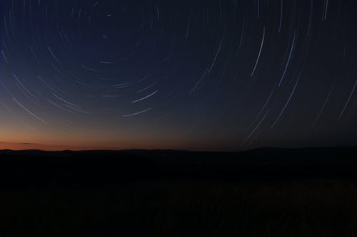 夜间天空中星星的定时摄影 · 免费素材图片