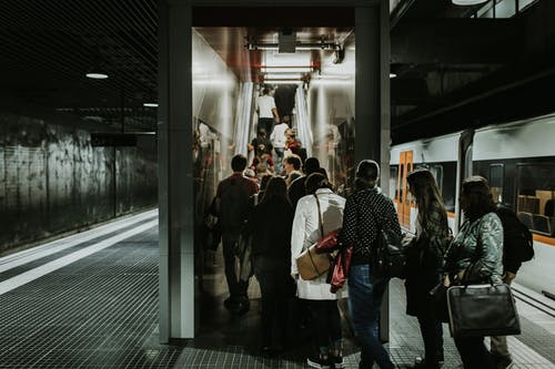 在火车站排队的人的灰度摄影 · 免费素材图片