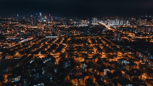 夜间城市建筑的航拍照片 · 免费素材图片