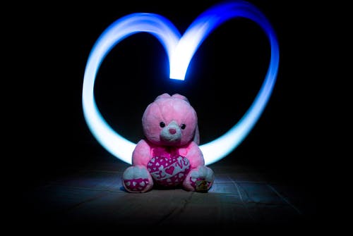 粉红熊毛绒玩具，带心抽灯摄影效果 · 免费素材图片