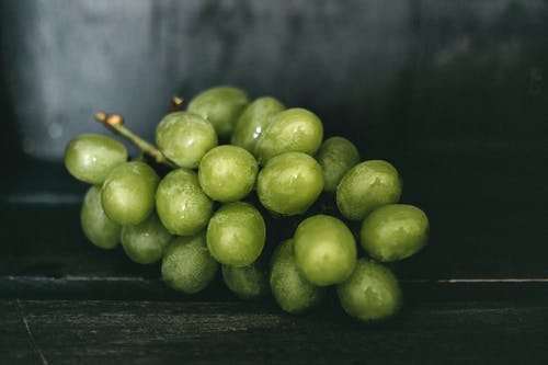 捆绑的绿葡萄 · 免费素材图片