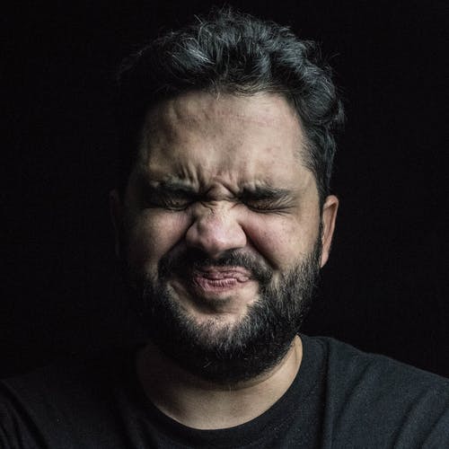 黑色圆领上衣的男人 · 免费素材图片