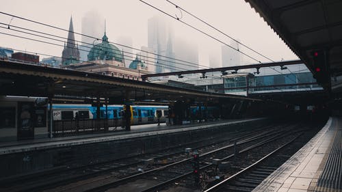 免版税（Rf）类图片 蓝色和白色，火车，在站 · 免费素材图片