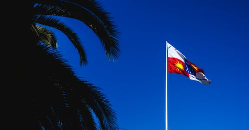 白色和红色标志 · 免费素材图片