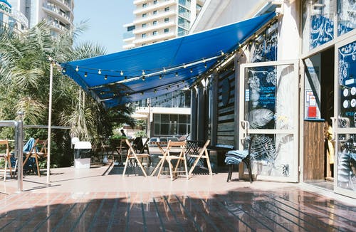 棕色的木桌和椅子附近白木屋 · 免费素材图片