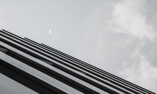 灰色混凝土建筑的灰度照片 · 免费素材图片
