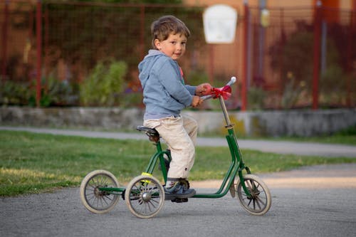 男孩骑绿色自行车 · 免费素材图片