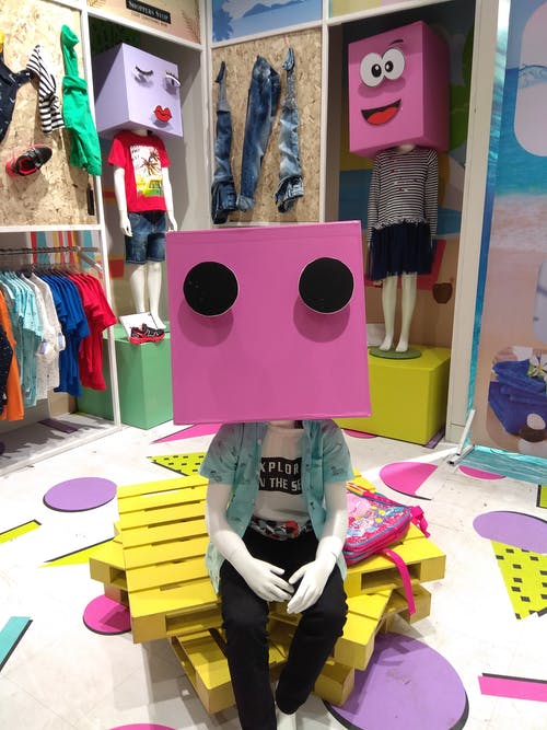 模特穿着粉红色的盒子 · 免费素材图片