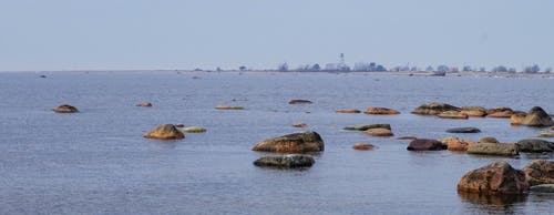 水体上的棕色岩石 · 免费素材图片