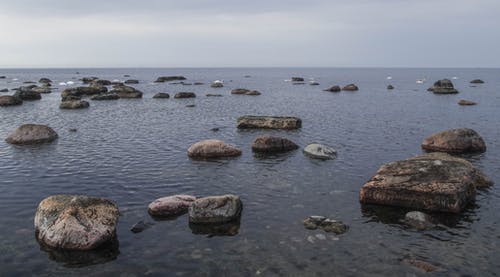 石头在海滩照片 · 免费素材图片