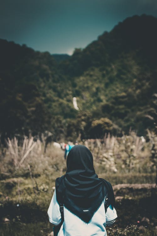 白顶和头饰人物的浅焦点摄影 · 免费素材图片