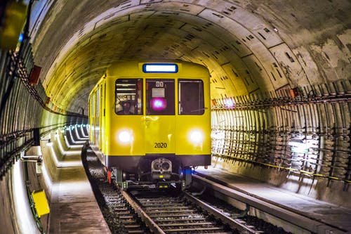 隧道下的黄色和黑色火车 · 免费素材图片